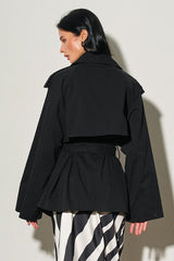 GABARDINA CORTA CON DETALLE AJUSTABLE