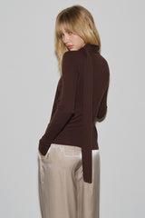 BLUSA MARRÓN CON MASCADA