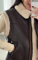 CHALECO VINIPIEL CHOCOLATE CON BORREGO