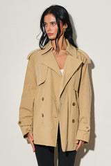 GABARDINA CORTA CON DETALLE AJUSTABLE