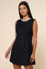 VESTIDO NEGRO CON COLLAR DE BRILLOS