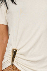 TOP CUELLO ALTO CON DETALLE DORADO