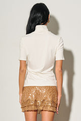 TOP CUELLO ALTO CON DETALLE DORADO