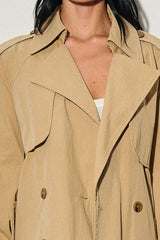 GABARDINA CORTA CON DETALLE AJUSTABLE