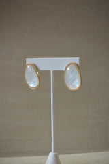 ARETES NÁCAR CON BORDE DORADO