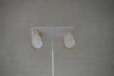 ARETES NÁCAR CON BORDE DORADO