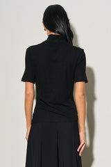 TOP CUELLO ALTO CON DETALLE DORADO