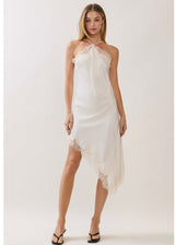 Vestido halter corte asimétrico satinado