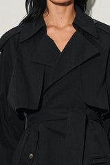 GABARDINA CORTA CON DETALLE AJUSTABLE