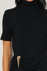 TOP CUELLO ALTO CON DETALLE DORADO