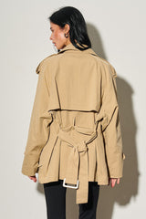 GABARDINA CORTA CON DETALLE AJUSTABLE