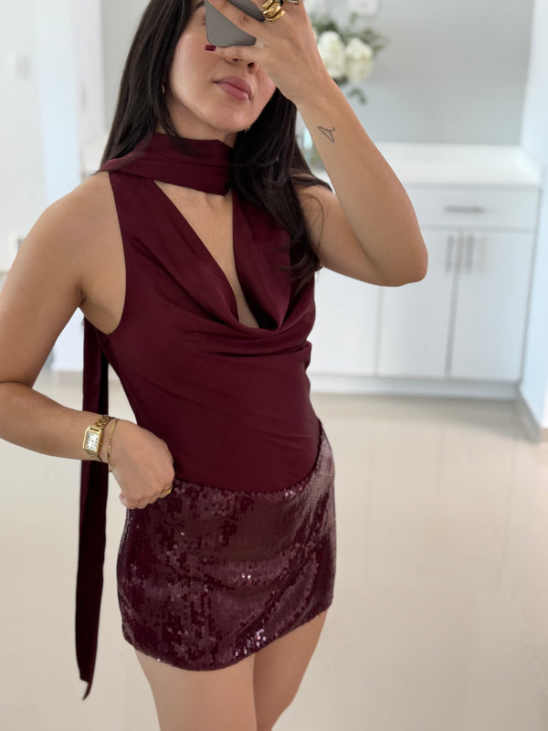 BLUSA SATINADA HALTER VINO