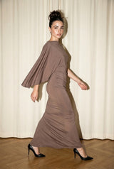 VESTIDO MOCHA CON CAPA