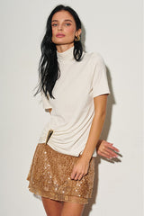 TOP CUELLO ALTO CON DETALLE DORADO