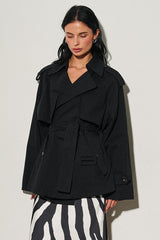 GABARDINA CORTA CON DETALLE AJUSTABLE