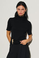 TOP CUELLO ALTO CON DETALLE DORADO